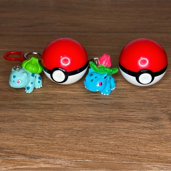 1999 Bulbasaur and Ivysaur Pokéball Keychains - Picture 1 of 2